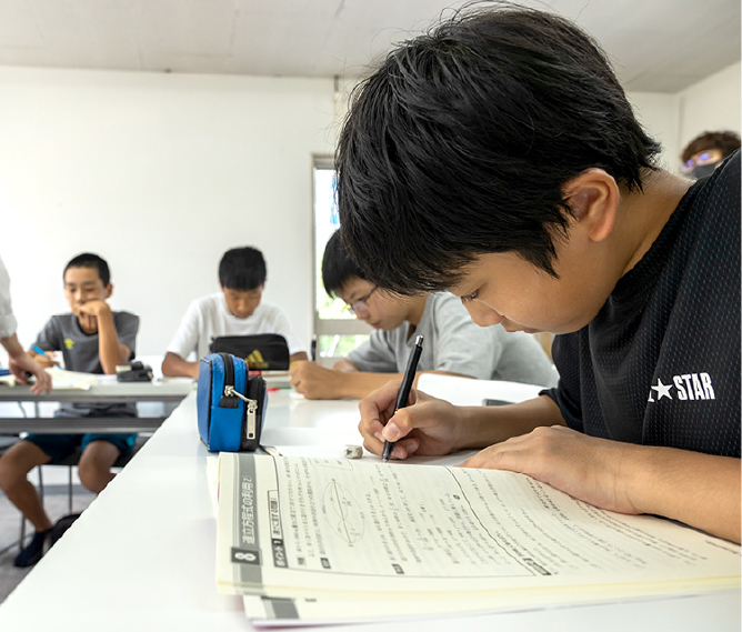 学習する中学生
