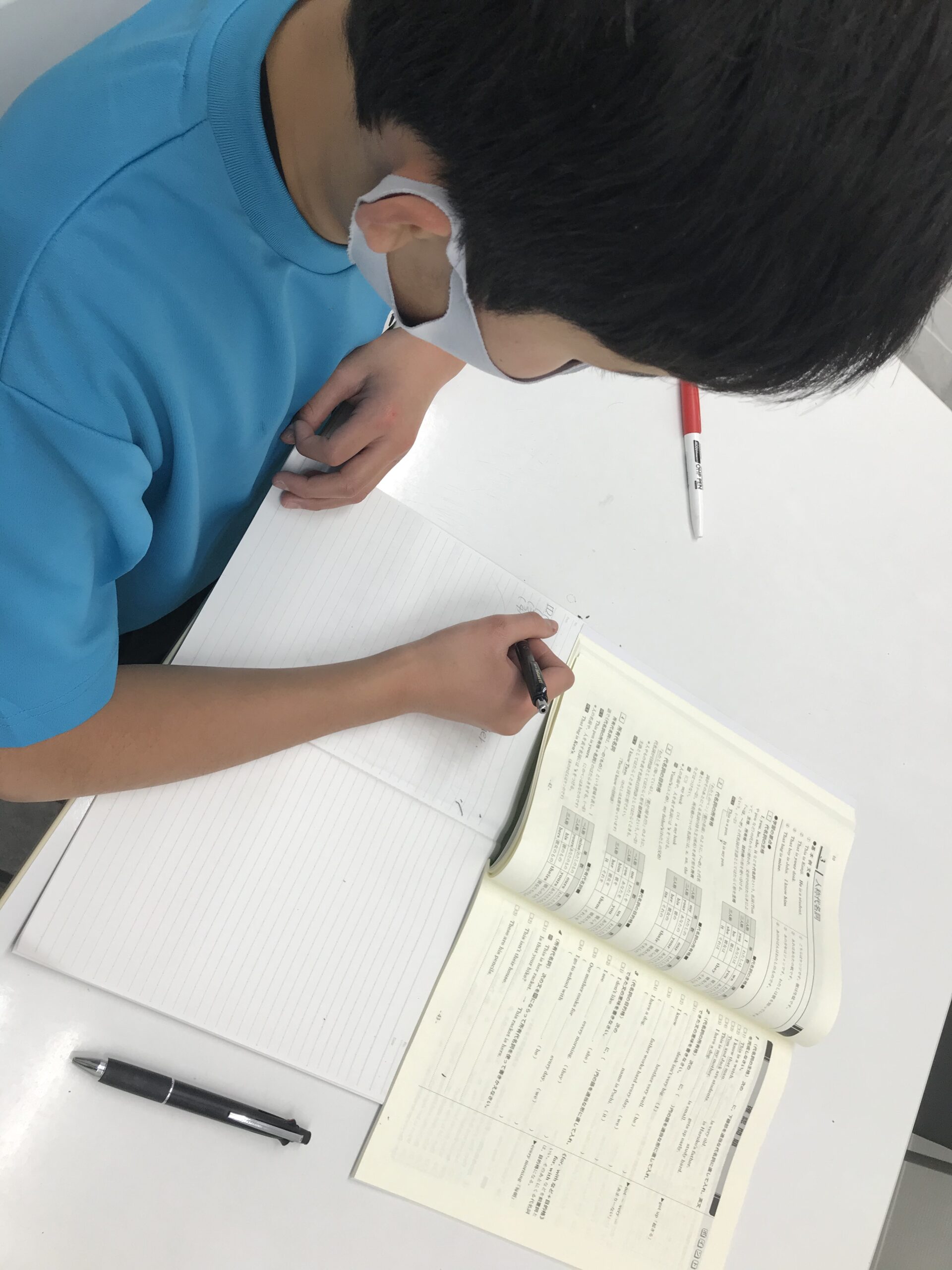 学習する中学生男子