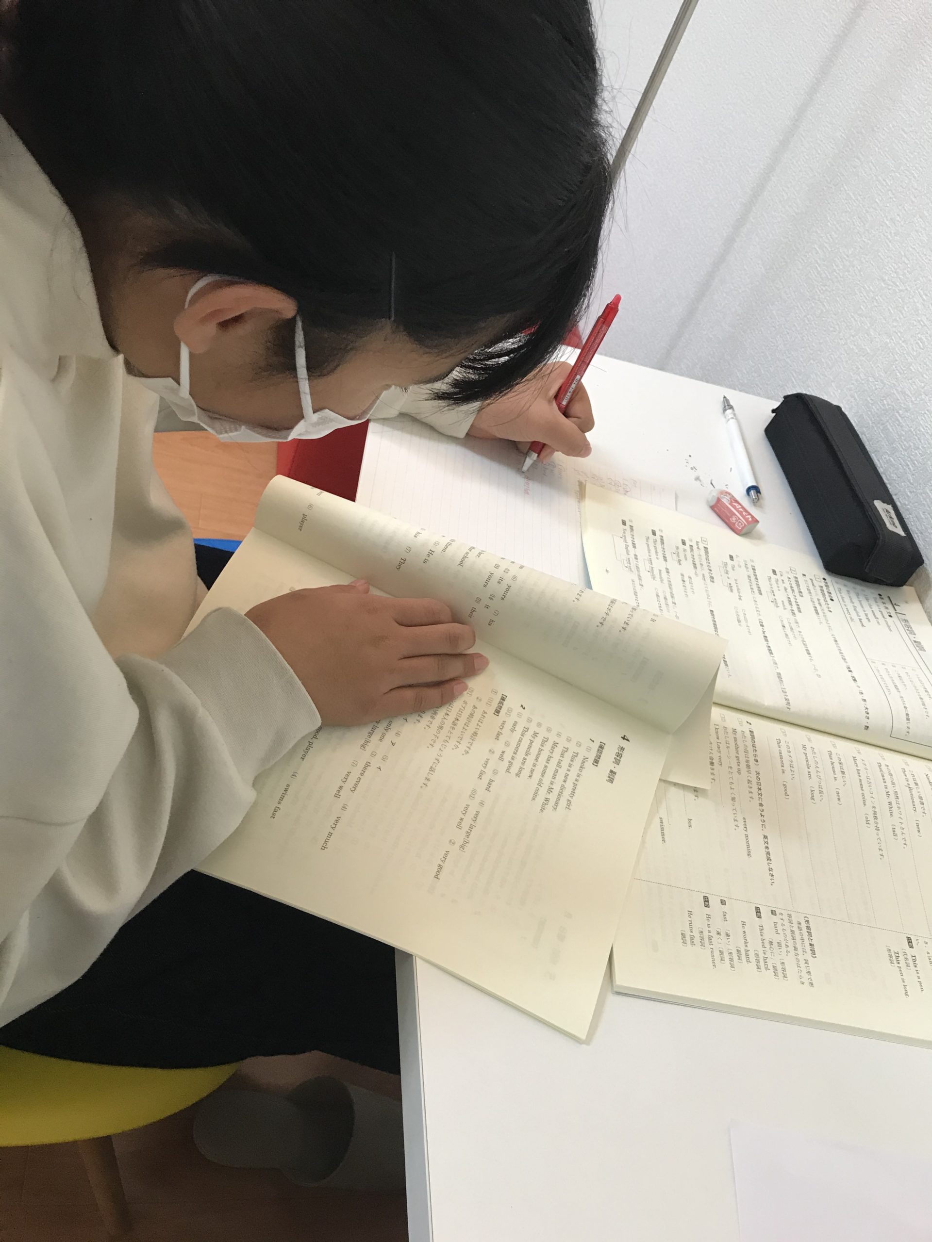 数学に取り組む中学生女子