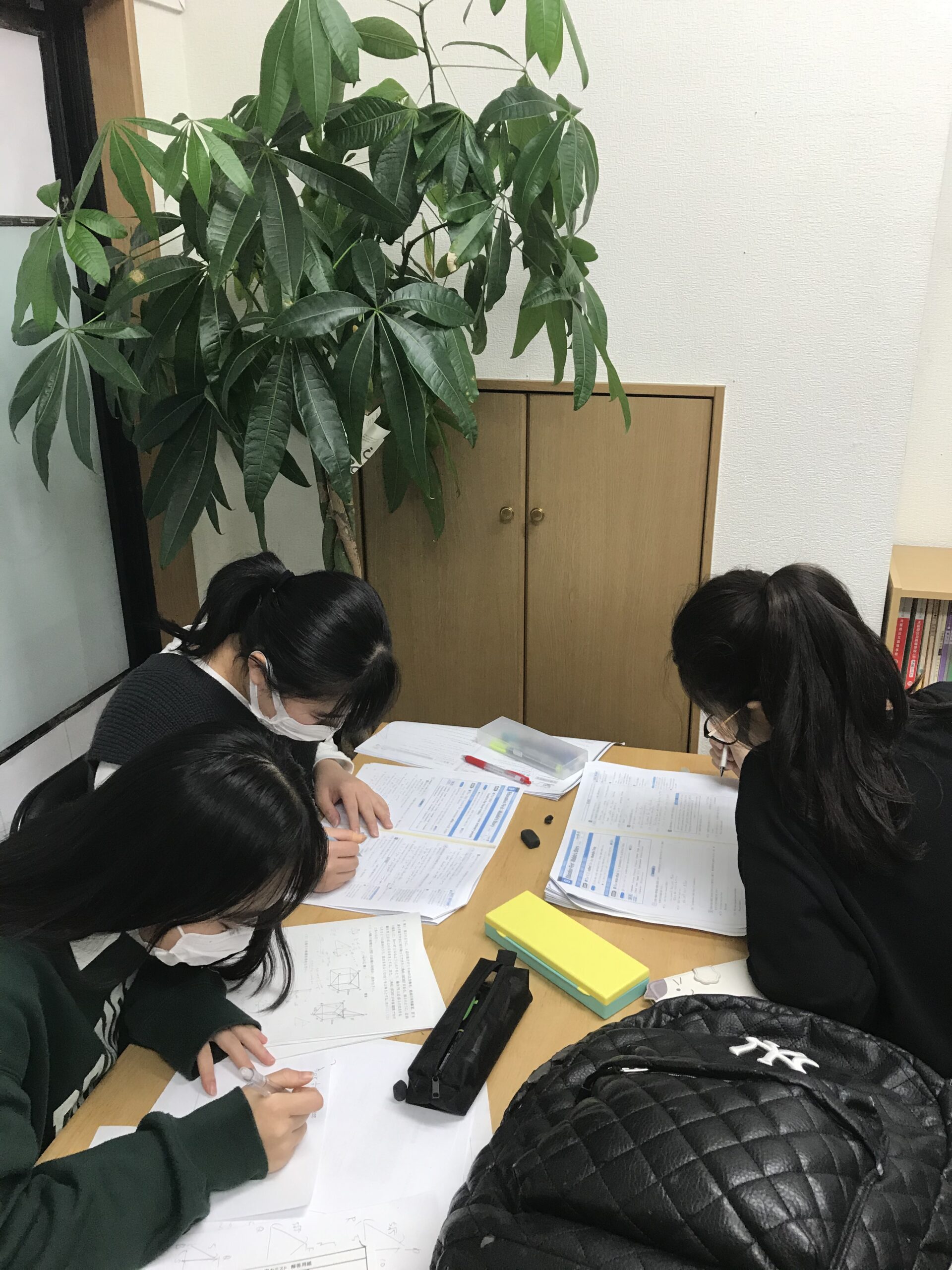 受験勉強する中学生