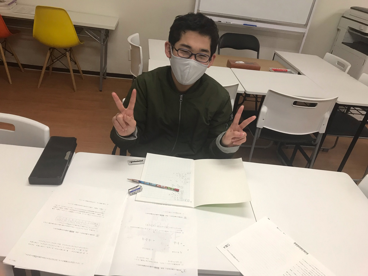 模試の解き直しをする小学生