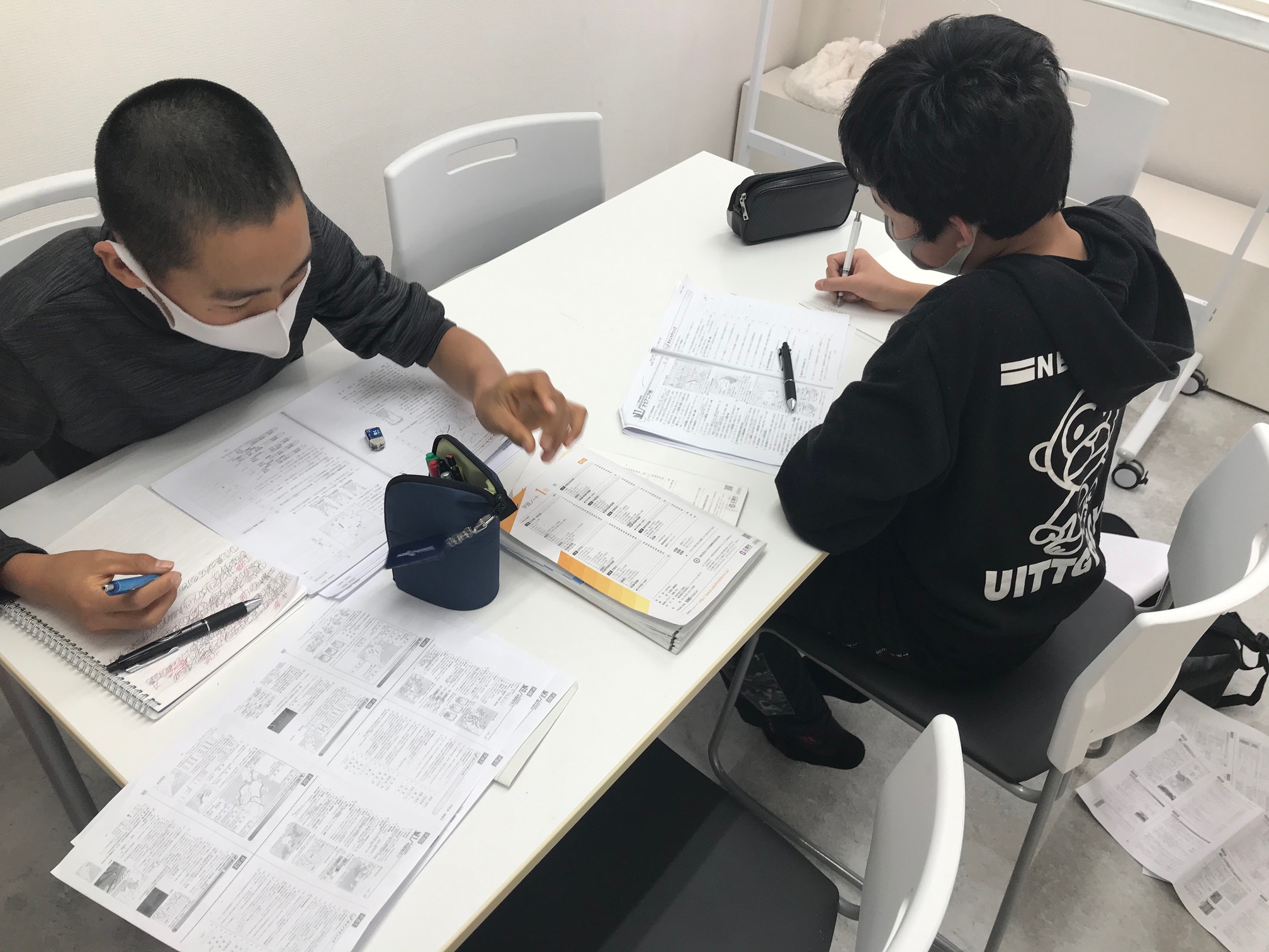テスト勉強をする中学生